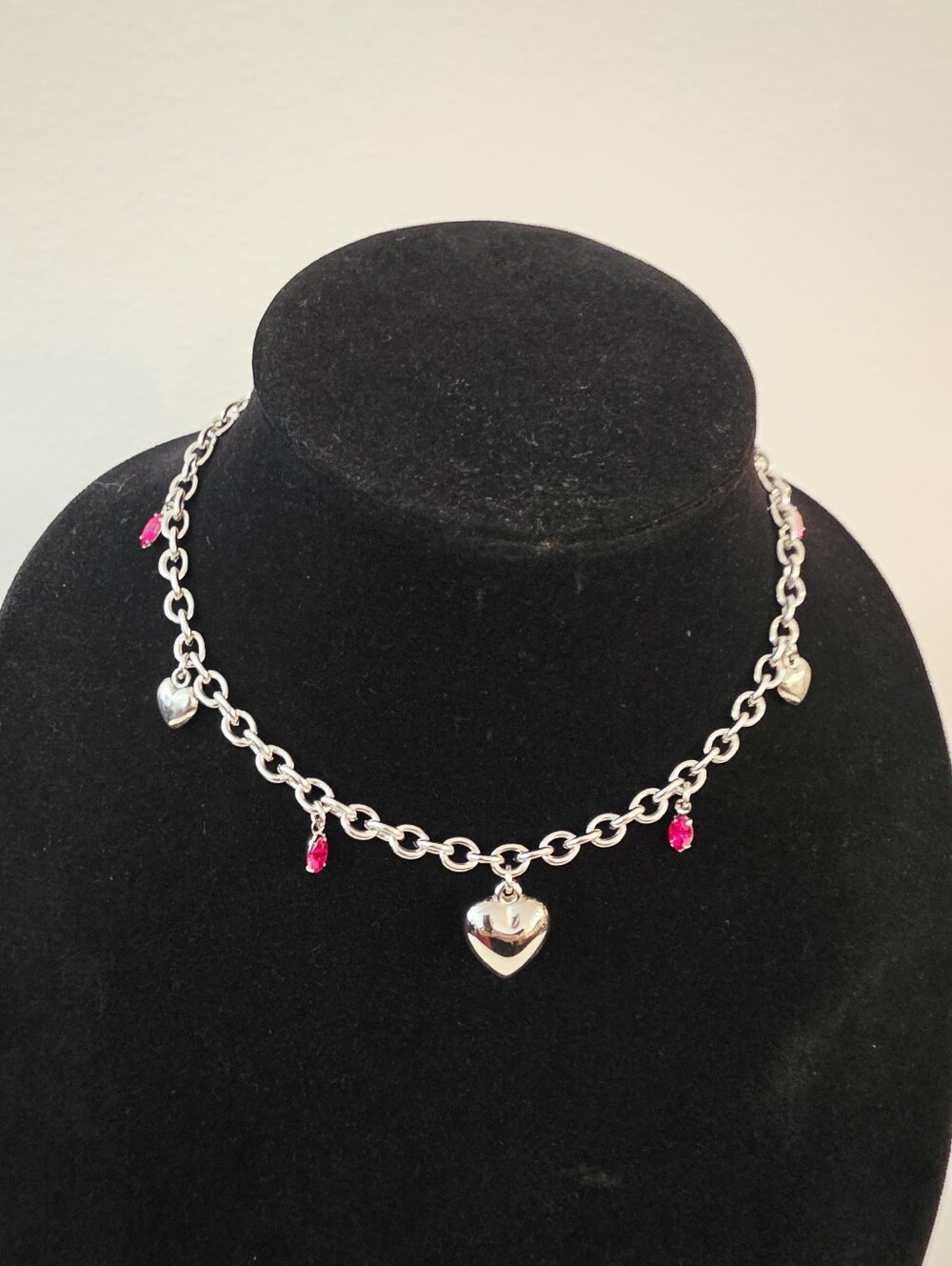 Silvertone Puffy Hearts & Ruby color Charms Choker Necklace 16" Magetic Cloure